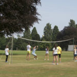 Gli studenti della scuola Bell Wellington giocano a pallavolo