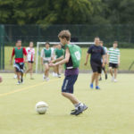 Gli studenti della scuola Bell Wellington giocano a calcio