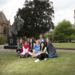 Degli studenti nel giardino della scuola Bell Wellington