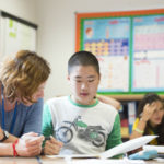 Uno studente della scuola Bell Wellington mentre viene assistito da un'insegnante