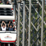 Gli studenti del programma arricchimento universitario della scuola Julian Krinsky Villanova University in gita al parco divertimenti Six Flags