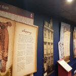 I cartelloni informativi del Jane Austen Centre di Bath, Inghilterra