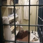 Una vetrina di un negozio ricostruito del Jane Austen Centre di Bath, Inghilterra