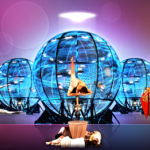 Un'esibizione di acrobati presso lo Shanghai Circus World, Cina