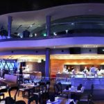 Il ristorante roteante presso l'Oriental Pearl TV Tower, Shanghai, Cina