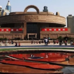Il Museo di Shanghai e la sua fontana di fronte, Shanghai, Cina