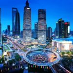 Grattacieli e un crocevia importante nel cuore di Shanghai, Cina