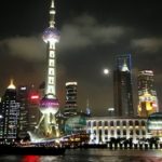 L'Oriental Pearl TV Tower vista dall'acqua, Shanghai, Cina