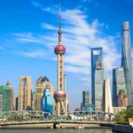 Lo skyline di giorno di Shanghai, Cina