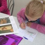 Studenti della scuola estiva internazionale di Ardmay House in classe