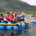 Studenti della scuola estiva internazionale di Ardmay House imparano a costruire zattere
