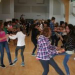 Gli studenti della scuola estiva internazionale Ardmay House imparano una danza scozzese