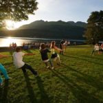 Gli studenti della scuola estiva internazionale  di Ardmay House giocano nei campi