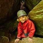 Uno studente della scuola estiva internazionale di Ardmay House durante un'attività di arrampicata su roccia