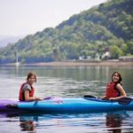 Gli studenti della scuola estiva internazionale di Ardmay House vanno in kayak
