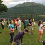 Gli studenti della scuola estiva internazionale Ardmay House giocano in un parco