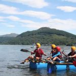 Studenti della scuola estiva internazionale di Ardmay House imparano a costruire zattere