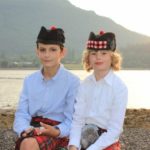 Studenti della scuola estiva internazionale di Ardmay House in abiti tradizionali scozzesi