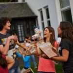 Studenti della scuola estiva internazionale di Ardmay House durante la serata "Mostro di Lochness"
