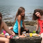 Studenti della scuola estiva internazionale di Ardmay House fanno a pranzo sul lago