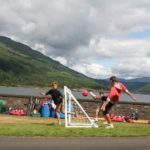 Gli studenti della scuola estiva internazionale  di Ardmay House giocano a calcio