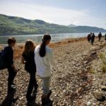 Gli studenti della scuola estiva internazionale di Ardmay House vanno a fare un'escursione in una foresta