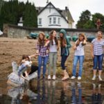 Studenti della scuola estiva internazionale di Ardmay House durante la serata "Mostro di Lochness"