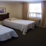Una stanza da letto condivisa dell'alloggio condiviso Casa Toronto