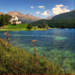 Un bellissimo panorama di un lago. Zuoz, Svizzera