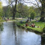 Il bellissimo Englischer Garten di Monaco di Baviera, Germania