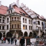 L'Hofbräuhaus, una delle taverne più antiche della città di Monaco di Baviera dove hanno bevuto una birra sia Mozart che J. F. Kennedy