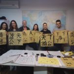 Gli studenti della Hutong Shanghai durante una lezione di calligrafia