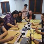 Gli studenti della Hutong Shanghai durante una lezione di calligrafia
