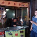Gli studenti della Hutong Shanghai esplorano lo street food locale