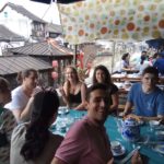 Gli studenti della Hutong Shanghai bevono il Tè cinese