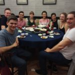 Gli studenti della Hutong Shanghai durante una cena cinese