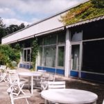 Il caffè con i suoi posti a sedere all'aperto della scuola estiva della GLS Berlin Westend 