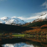 Vista del lago Loch Long, Arrochar, Scozia.