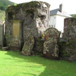 Il rudere di una chiesa antica ad Arrochar, Scozia.