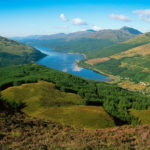 Vista panoramica del lago Loch Long, Arrochar, Scozia.