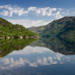 Vista del lago Loch Long, Arrochar, Scozia.