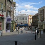 Una strada al centro di Folkstone, Regno Unito