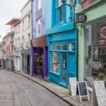 Una strada del centro città di Folkstone, Regno Unito