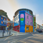 Lo svincolo di Old High Street e Tontine Street mostra la "Folkestone Lightbulb" di Michael Craig-Martin e uno degli striscioni "Folkestone Is An Art School" di Bob e Roberta Smith