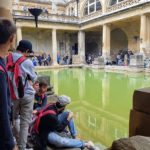 Studenti della Best in Bath che visitano un'area termale romana