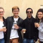 Studenti della Best in Bath mentre fanno una pausa caffè  