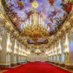 Una maestosa sala interna del castello di Schoenbrunn a Vienna