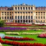 La facciata del meraviglioso castello di Schoenbrunn a Vienna