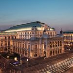 Una panoramica serale dello Staatoper a Vienna