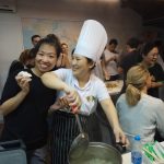 Gli studenti della scuola Hutong Pechino durante una lezione di cucina